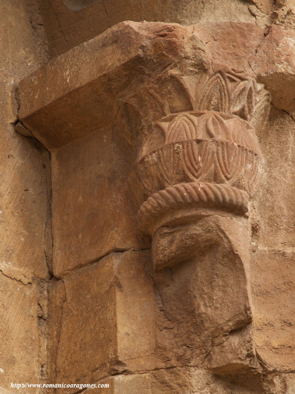 CAPITEL EN EL VENTANAL DEL MURO SUR